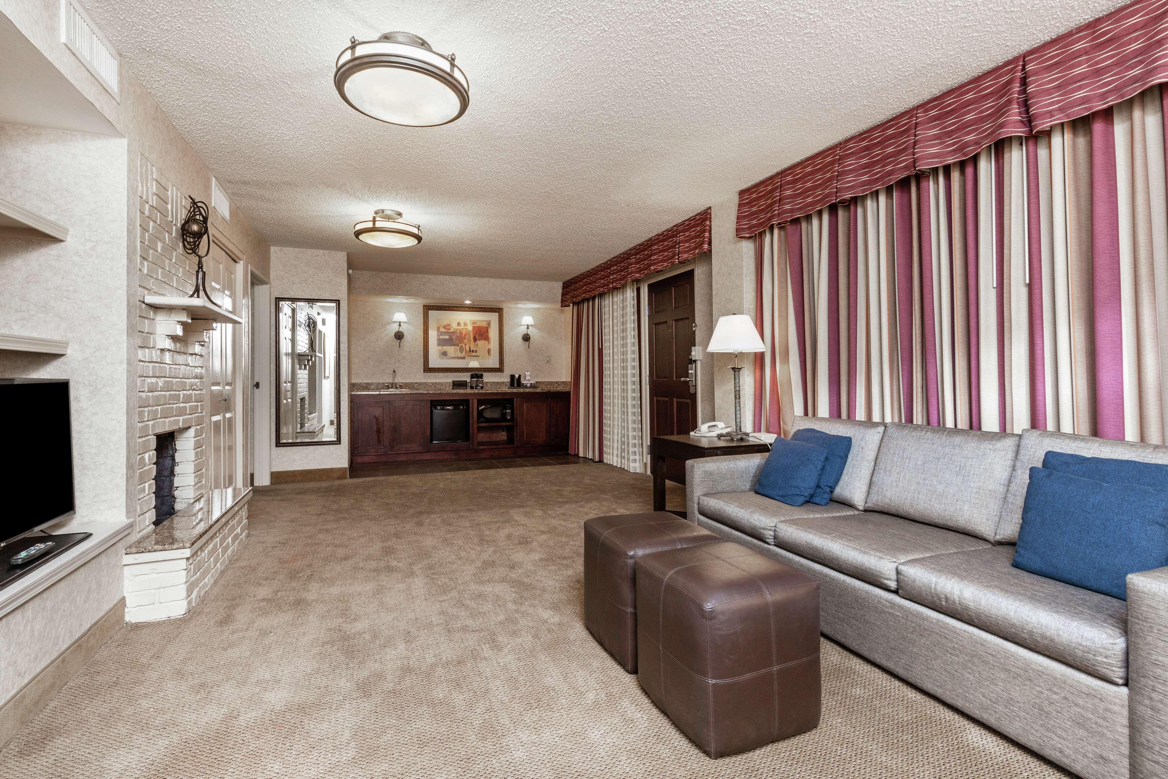 Embassy Suites By Hilton Kansas City Plaza Buitenkant foto